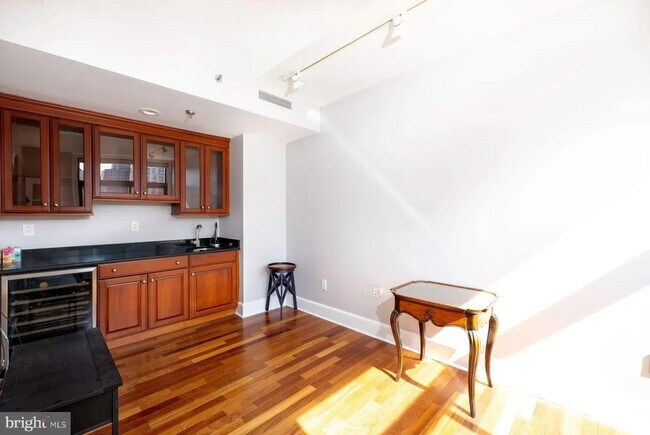 Building Photo - Spacious 4-Bedroom Residence with In-Unit Laundry in Center City