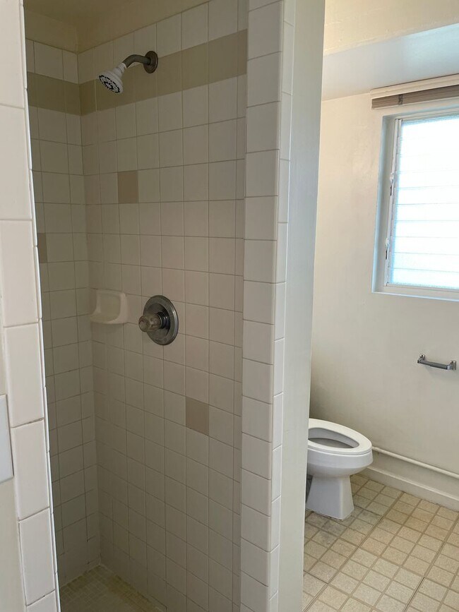 Building Photo - Makiki - Thurston Ave - 1 Bdrm/1 Bath - $1...