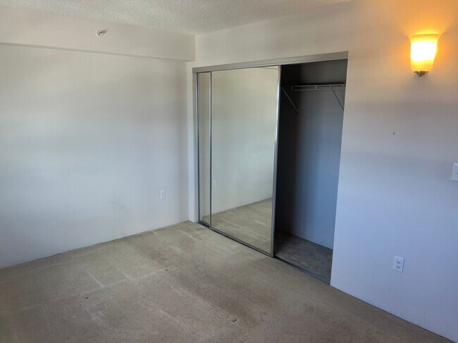 Building Photo - 2 Bedroom, 1.5 Bath, 1 Parking Close to Everything