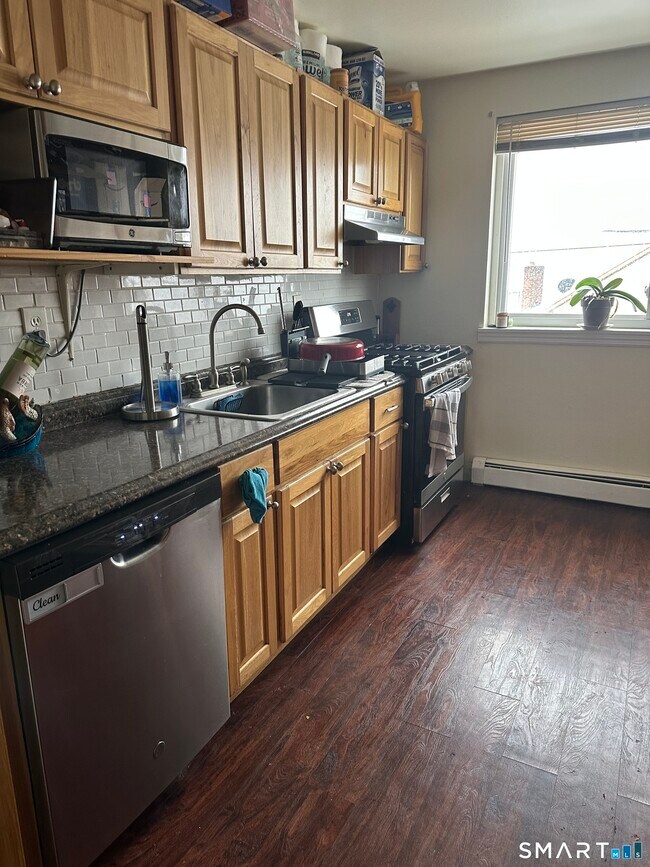 Building Photo - 4 Van Zant St