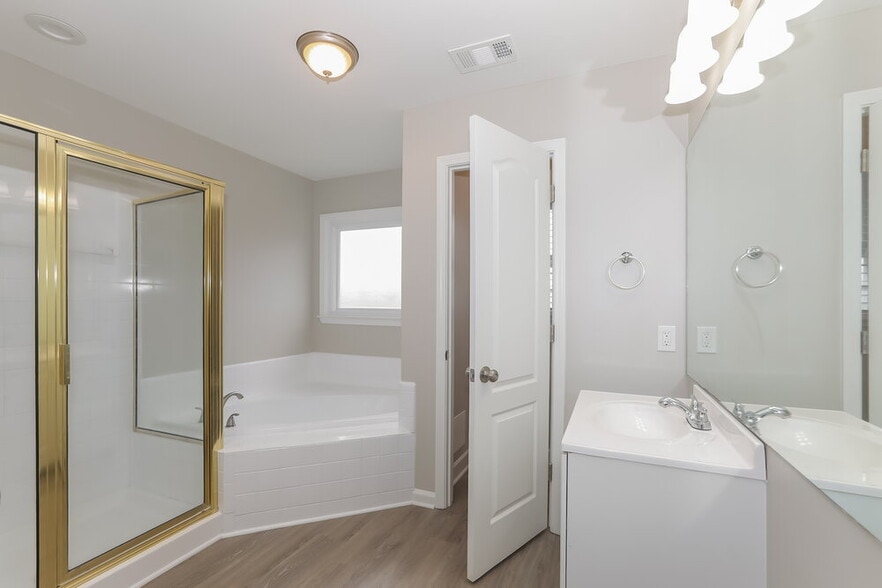 Building Photo - 2403 Scarlet Ln SE