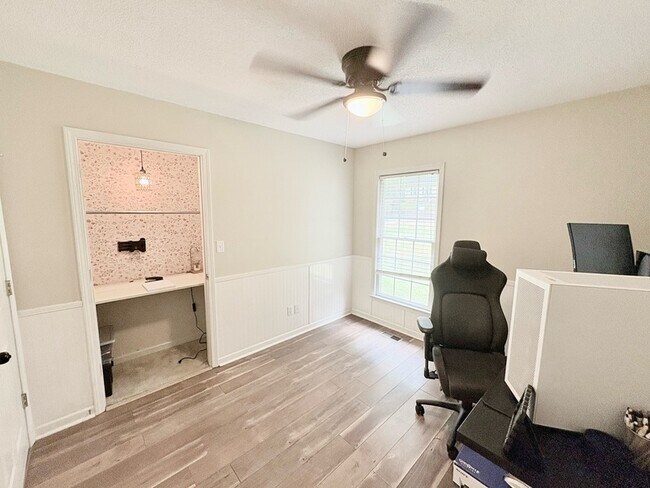Building Photo - 415 Mayfield Dr