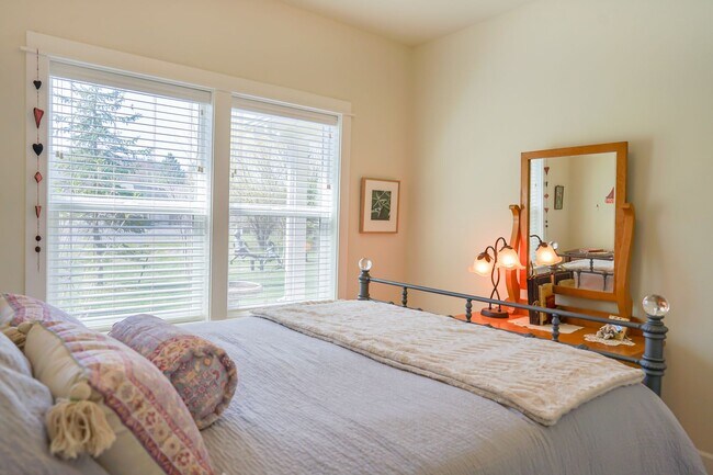 Building Photo - Beautiful Dover Bay Home