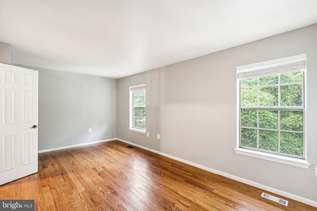 Building Photo - 5790 Burke Towne Ct