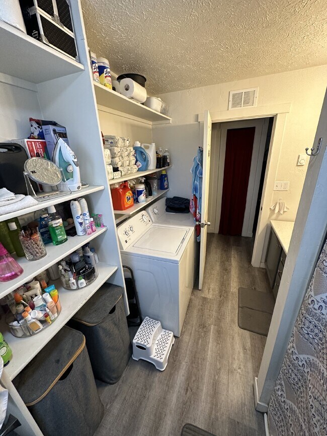 Building Photo - Desirable 2 bedroom 1 Bath Home in Ontario