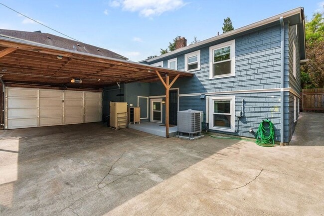 Building Photo - STUNNING, Bright Capital Hill Home