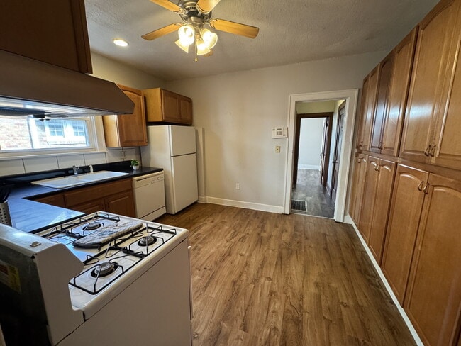 Building Photo - BIG SPACE. MODERN COMFORT. UNBEATABLE VALUE: 3 Bed, 2 Bath Duplex Delight!