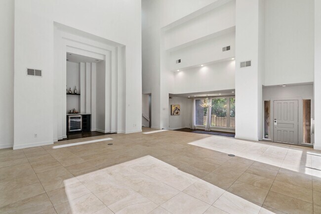 Building Photo - 5602 San Felipe St