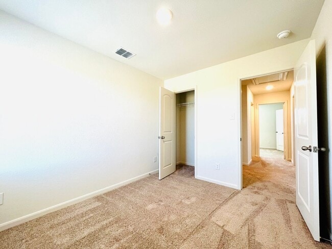 Building Photo - Gorgeous 3 bedroom | 2.5 bath home in great location!