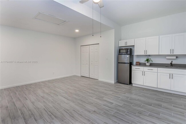 Building Photo - 154 SW 23rd Ln
