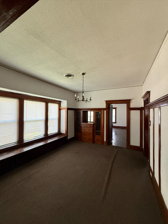 Building Photo - 494 S Chicago Ave