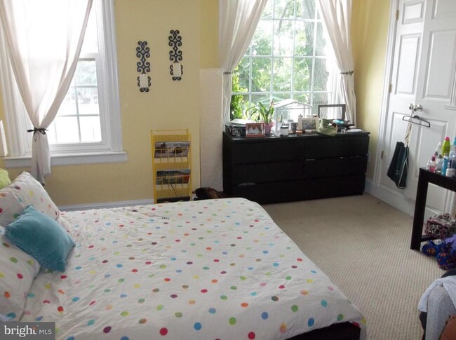 Building Photo - 623 Morris Pl NE