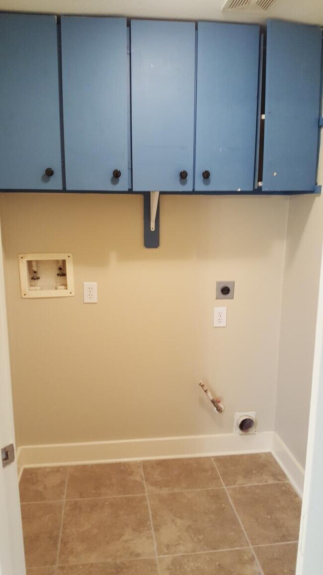 Building Photo - Hailey's Manor