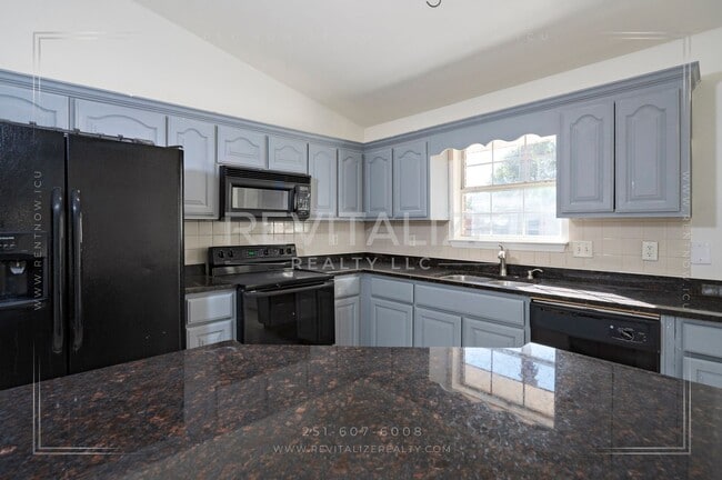 Building Photo - Lovely 3 Bed 2 Bath Brick Home Just Minutes from the Beach!