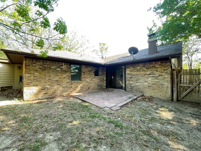 Building Photo - 3 Bedroom 2 Bath and 2 Car Garage