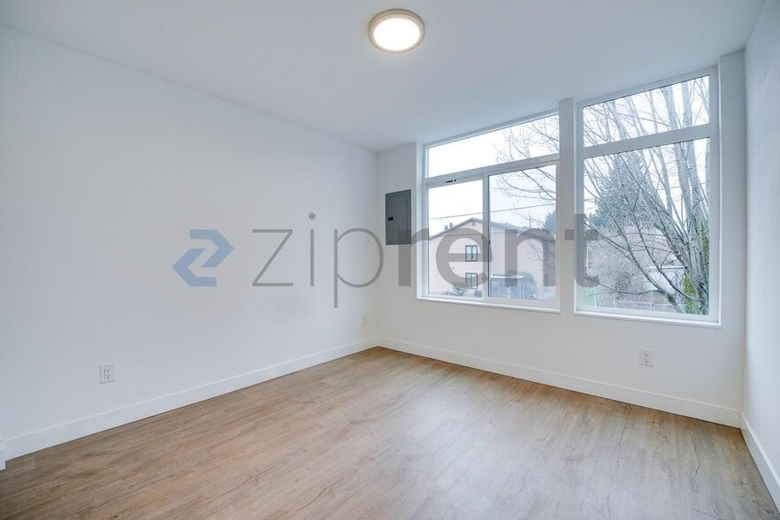 Building Photo - 1057 S Cloverdale St