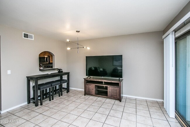 Building Photo - 626 W 14th St