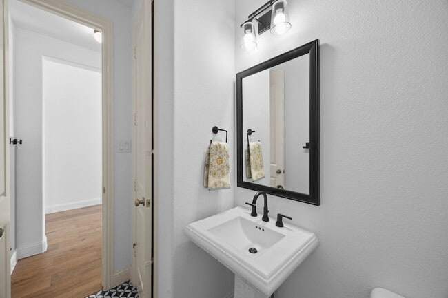 Building Photo - 2130 Sun Meadow Dr
