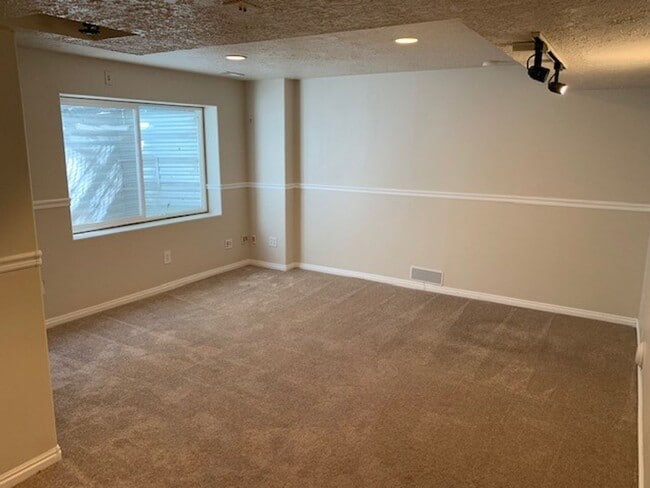 Building Photo - Beautiful Townhome in Amazing Location!