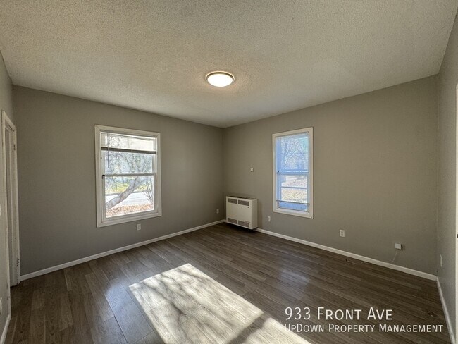 Building Photo - 933 Front Ave