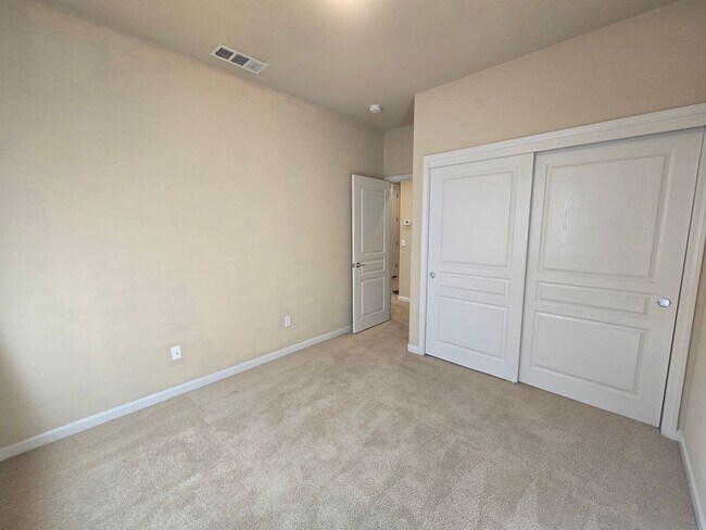 Building Photo - 339 Applegate Dr