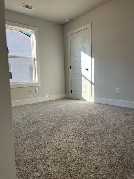 Building Photo - 166 Lake Meadows Dr