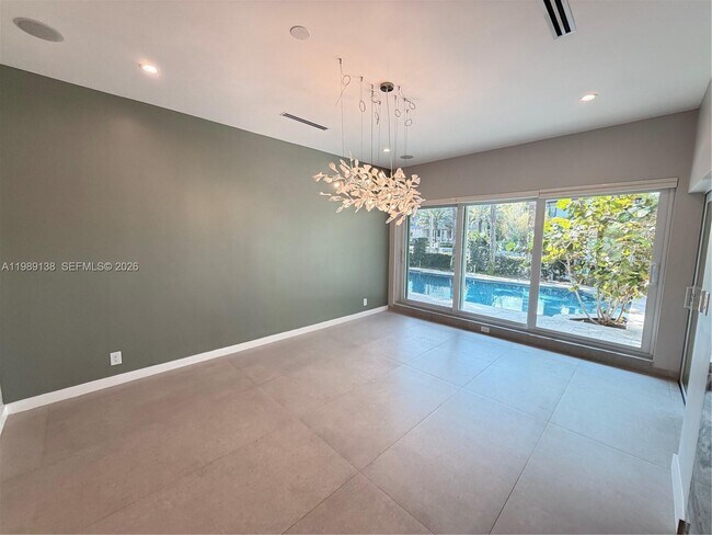 Building Photo - 3200 NE 165th St