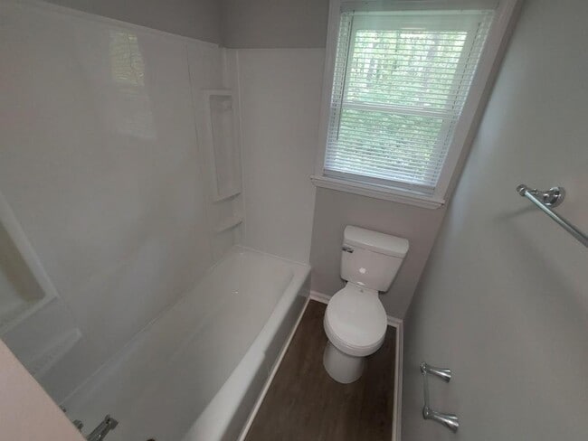 Building Photo - 414 E Peachtree Dr