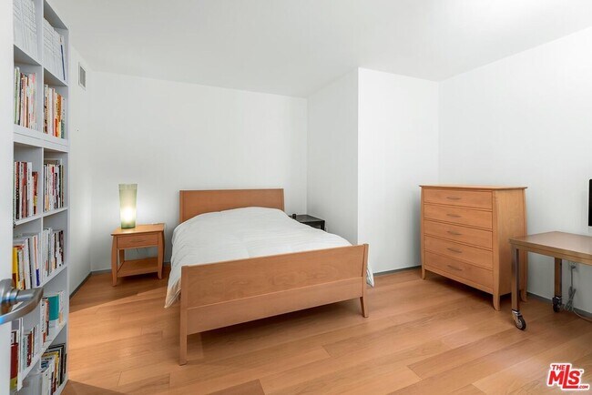 Building Photo - 13700 Marina Pointe Dr