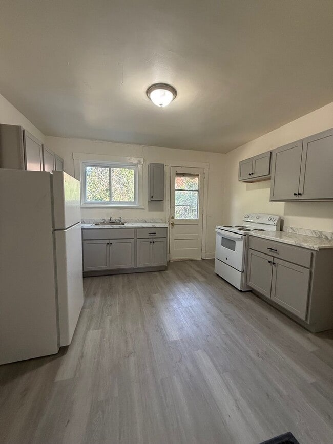Building Photo - Charming 2-Bedroom Townhome in Lincoln-Lar...