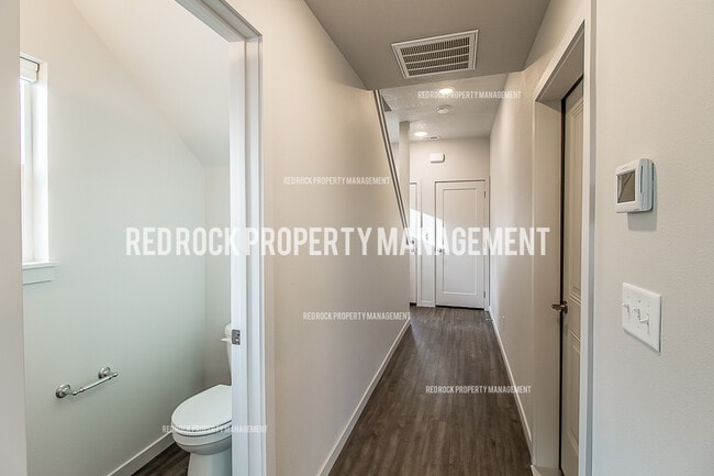 Building Photo - 303 Woodlawn Ln