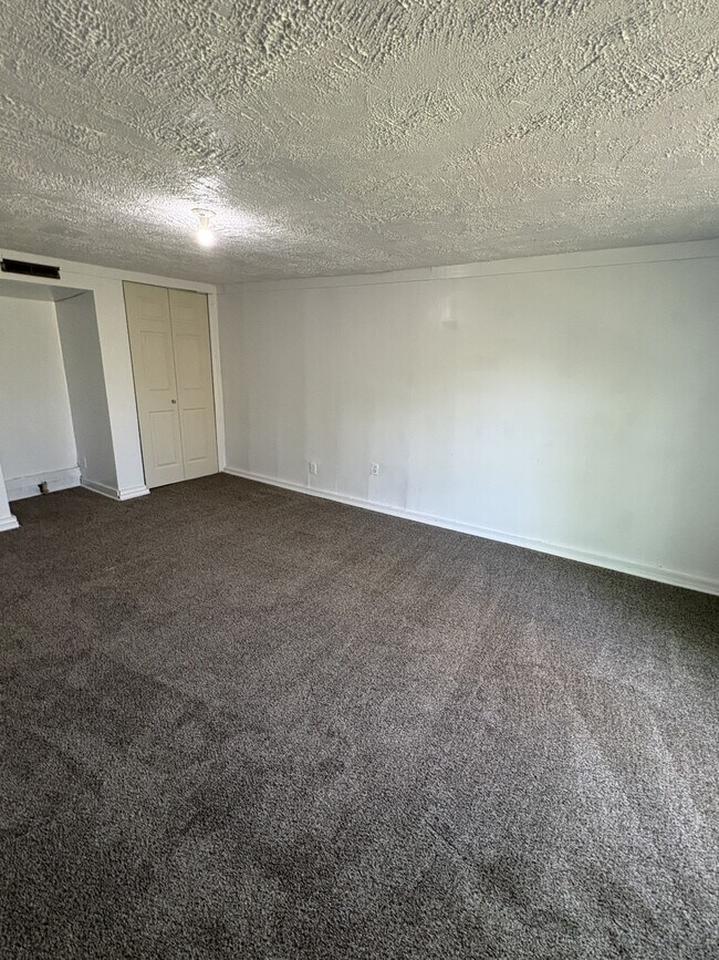 Building Photo - 730 W 8th St