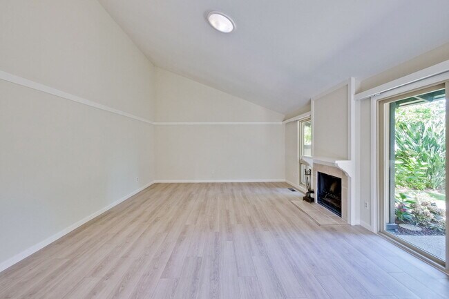 Building Photo - Single Story Townhome in Cherry Chase Neighborhood of Sunnyvale!