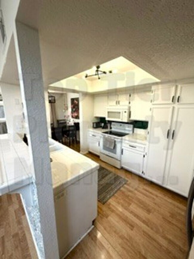 Building Photo - Beautiful 3 bed / 2.5 bath / 1,227 sqft House in Oceanside's Emerald Point