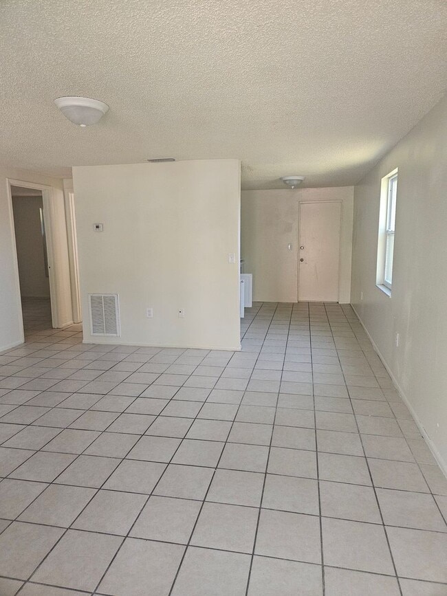 Building Photo - 2/1 DUPLEX