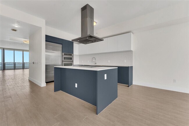Building Photo - 1300 Brickell Bay Dr
