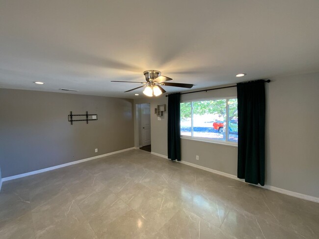Building Photo - 3 Bedroom Updated Single Story Home Availa...