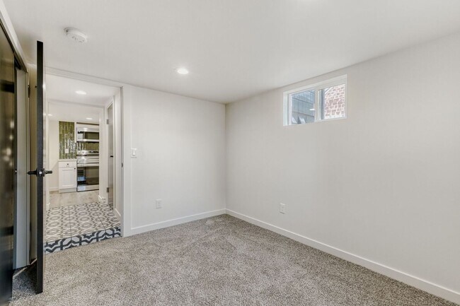 Building Photo - 946 Pratt St