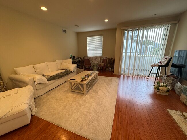 Building Photo - 1845 Beloit Ave