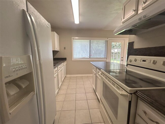 Building Photo - 711 Stonewall Dr
