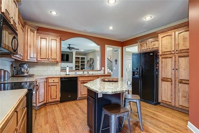 Building Photo - Large open and bright 4 bedroom 3.5 bath home