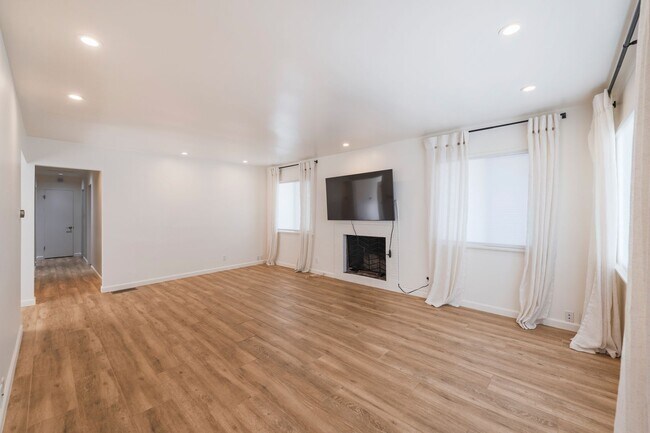 Building Photo - Private and Comfy Manhattan Beach Home