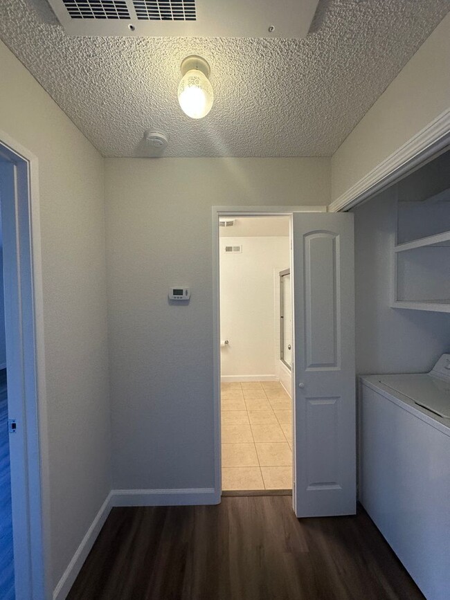 Building Photo - Condo, ready for move-in!