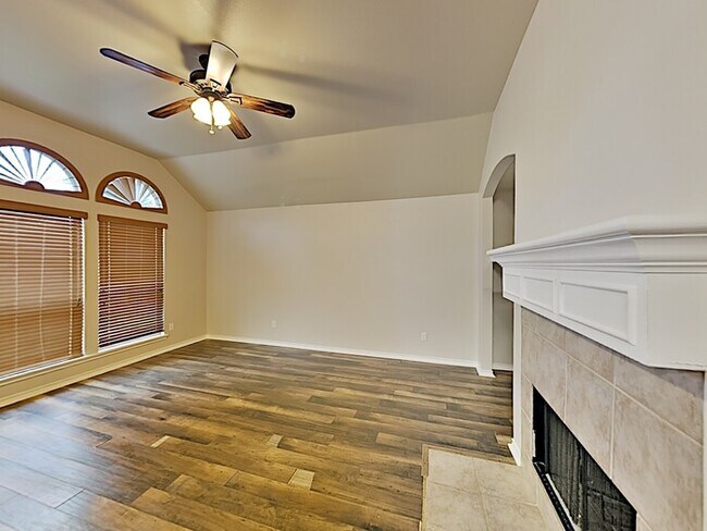 Building Photo - No Application Fees* $500 off 1st Months R...