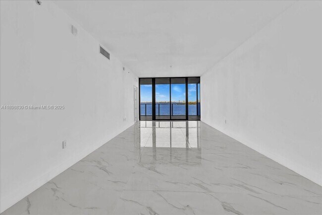 Building Photo - 700 NE 24th St