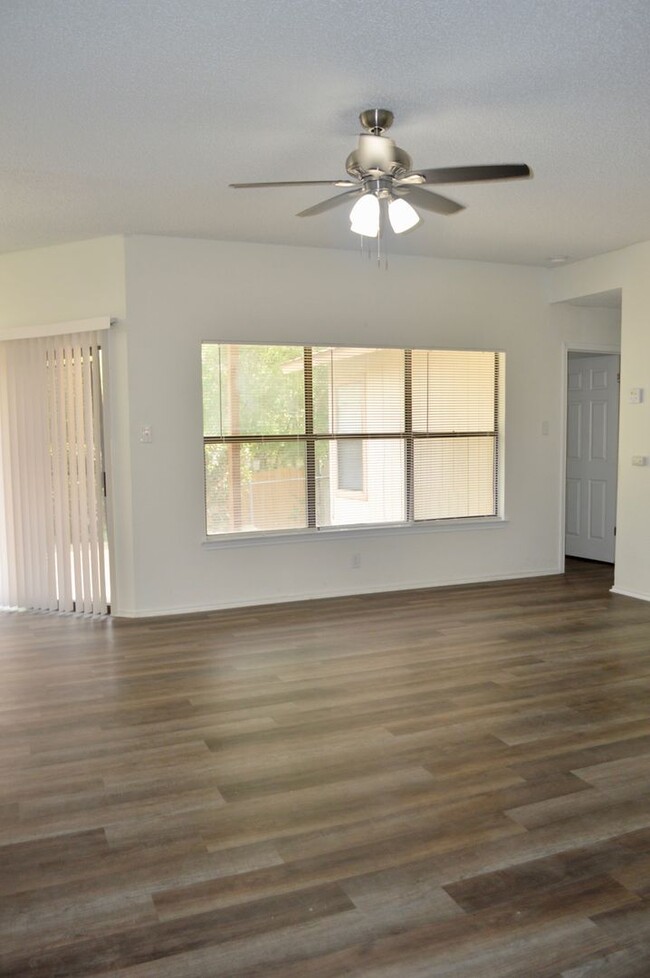 Building Photo - Charming 3 bed 2 bath with a converted gar...