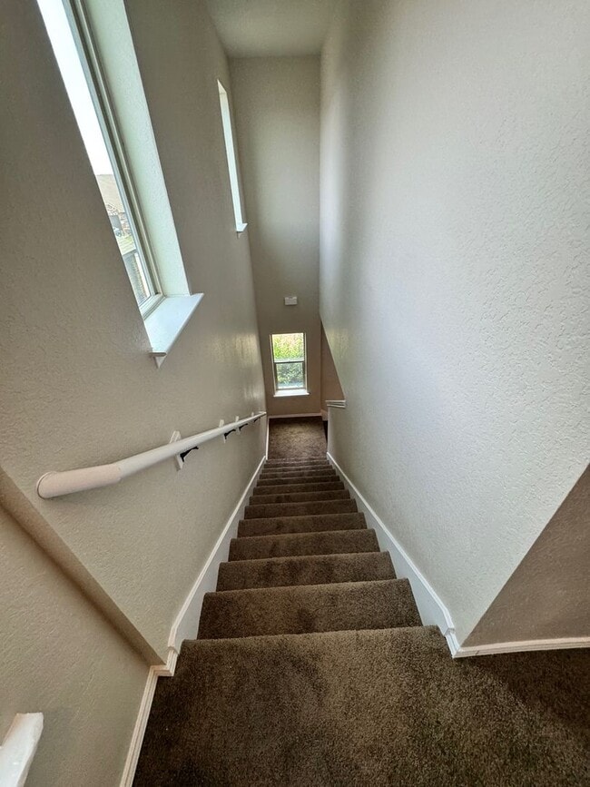 Building Photo - Ready for Move In! Spacious 4 bedroom 3 ba...