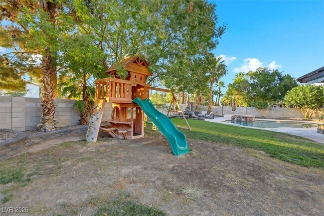 Building Photo - 9495 Vieno Canyon St