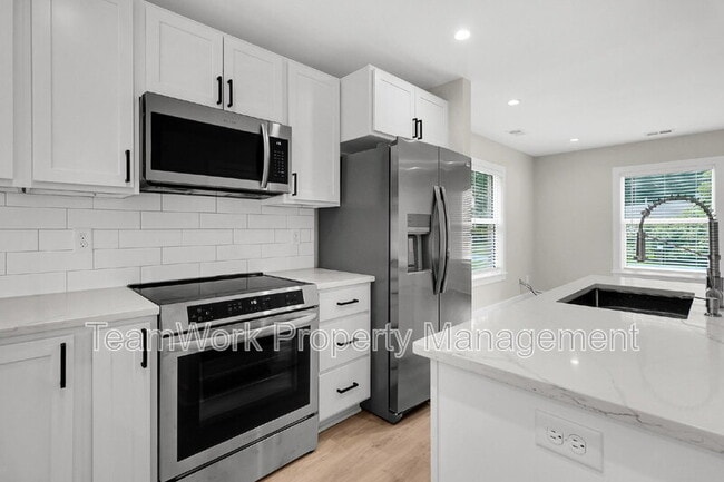 Building Photo - 1752 Skinner Ave