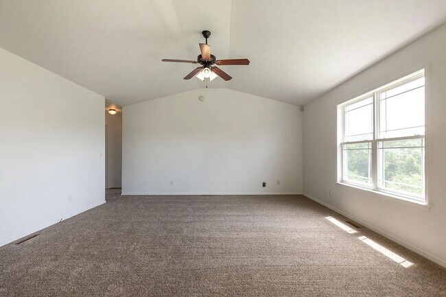 Building Photo - Welcome to your future home in Hollister, ...